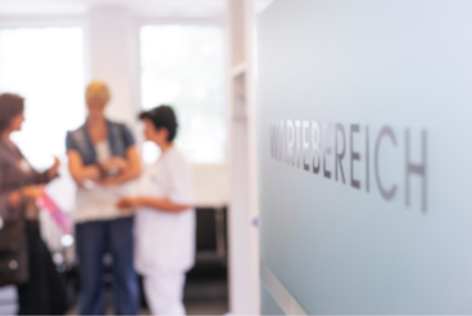 Symbolhaft für die Unterhaltsreinigung in einer Arztpraxis oder Physiotherapeuten